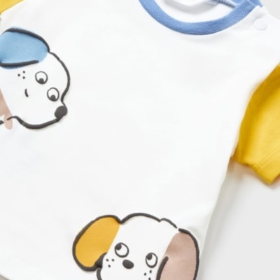 Camisola bebé branca com manga amarela e estampado de cães coloridos