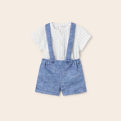 Conjunto infantil com camisa branca de riscas e calção azul com alças
