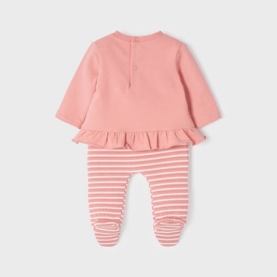Conjunto de roupa de bebé cor-de-rosa com camisola lisa e calças às riscas