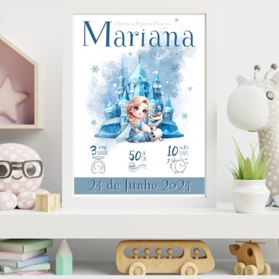 Pôster de nascimento decorativo com ilustração azul e nome Mariana em quarto infantil.
