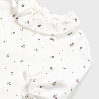Body branco para bebé com pequenas flores coloridas e gola franzida