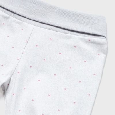 Peça de roupa branca com corações cor de rosa e cós cinza claro