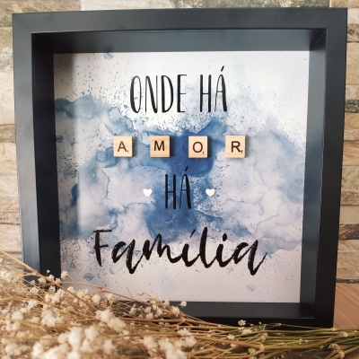 Quadro decorativo com moldura preta e texto 
