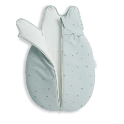 Saco de dormir azul claro para bebé com padrão de traços verdes aberto