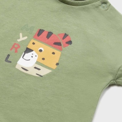 Camisola verde com estampa colorida e botão no ombro