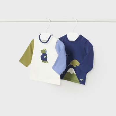 Dois casacos infantis pendurados com estampas de crocodilo e montanha.