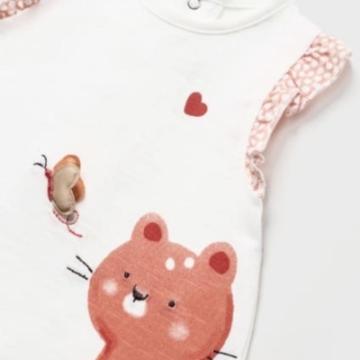Camisola de bebé branca com estampado de urso e borboleta com coração vermelho