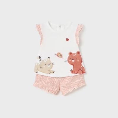 Conjunto infantil com t-shirt branca estampada e short cor-de-rosa com padrão branco.