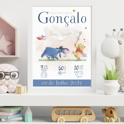 Cartaz personalizado de nascimento com tema do Ursinho Pooh em moldura branca numa prateleira de quarto infantil.