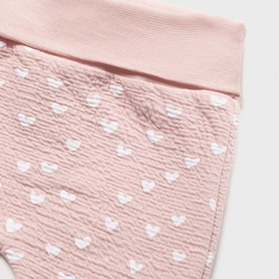 Roupa de bebé cor-de-rosa texturizada com corações brancos