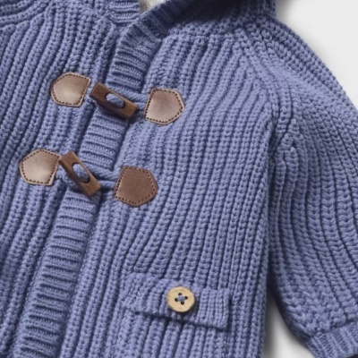 Casaco azul de malha com capuz e fechos de mola em couro e madeira