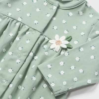 Roupa de bebé verde água com padrão floral e botão de pressão