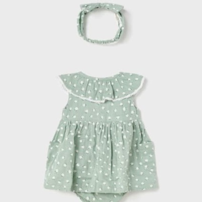 Conjunto de bebé verde pastel com flores brancas e cinta de cabeça