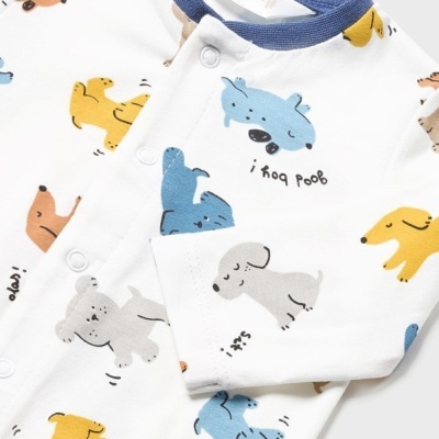 Pijama branco de bebé com cães coloridos e botões brancos