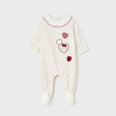 Macacão bebé branco com pequenos pontos, detalhes em corações vermelhos e gola bordada