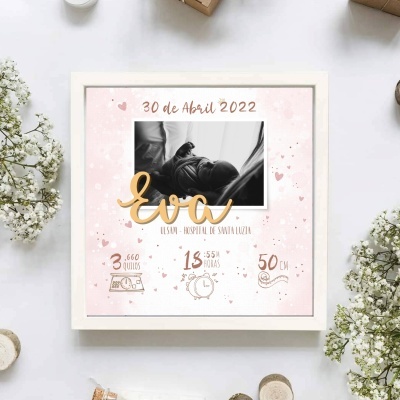 Quadro decorativo com fotografia de bebé, nome Eva, e informações do nascimento em português sobre fundo rosa