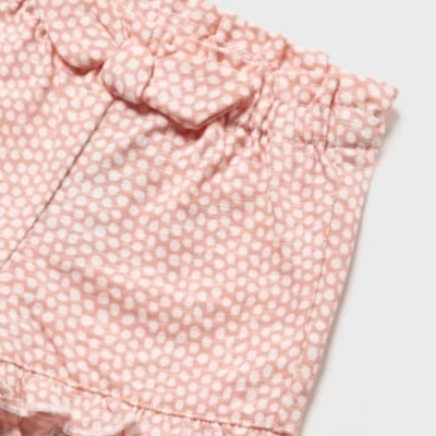 Calças curtas cor-de-rosa com bolinhas brancas e laço no cós