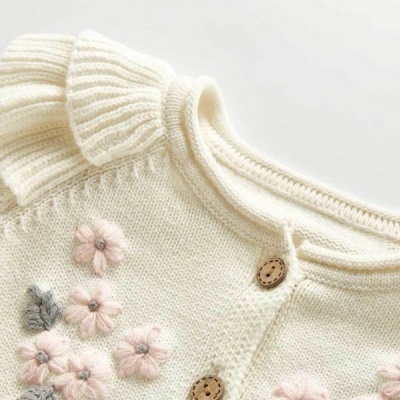 Casaco de malha creme com flores bordadas e botões de madeira