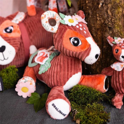 Peluches de veado castanhos com detalhes florais e textura cotelê