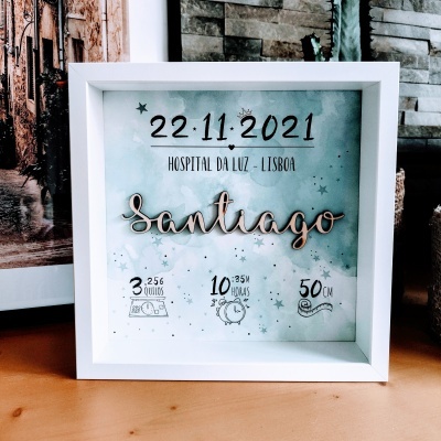 Quadro decorativo com nome Santiago e dados de nascimento em moldura branca