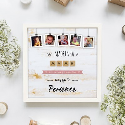 Quadro decorativo com fotos e texto sobre madrinha com moldura branca e fundo em madeira clara