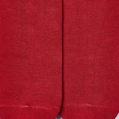 Par de meias vermelhas com costura visível nas extremidades