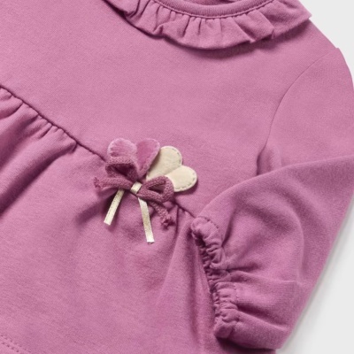 Blusa infantil rosa com gola e mangas franzidas e corações decorativos