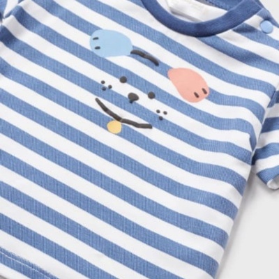 Camisola de bebé azul e branca com rosto estampado e botão no decote