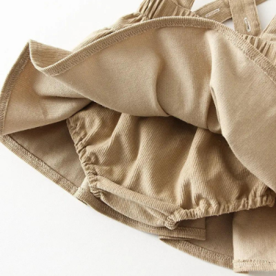 Roupa infantil bege em algodão com textura canelada e elástico para ajuste