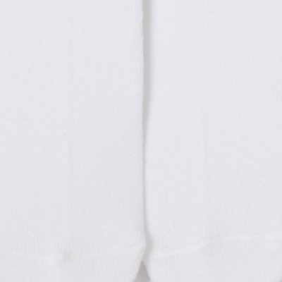 Duas meias brancas de tecido liso e macio