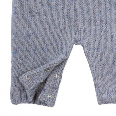 Roupa de malha cinzenta com botões de pressão