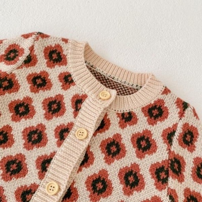 Cardigã de malha bege com padrão de flores castanho e preto e botões de madeira