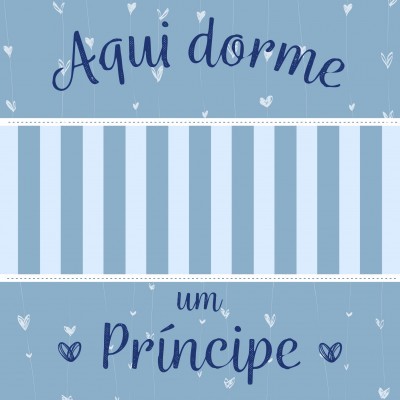 Tecido azul com texto Aqui dorme um Príncipe e padrão floral e riscas