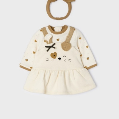 Vestido infantil branco com estampa de urso e faixa castanha com orelhas