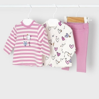 Conjunto de roupa de criança com blusa às riscas, blusa com corações e calças rosa