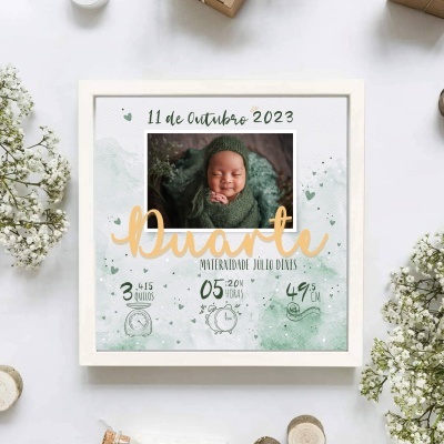 quadro decorativo com foto de bebé e dados de nascimento em moldura branca