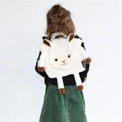 Mochila infantil de pelúcia branca em forma de ovelha