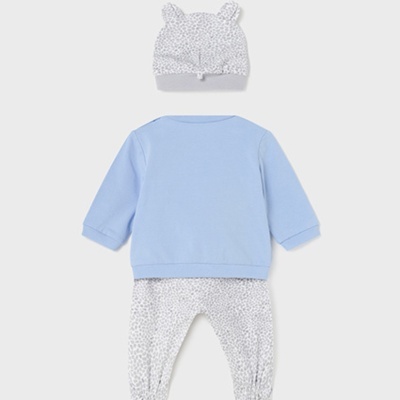 Conjunto de bebé com casaco azul, calças e gorro brancos com padrão cinzento