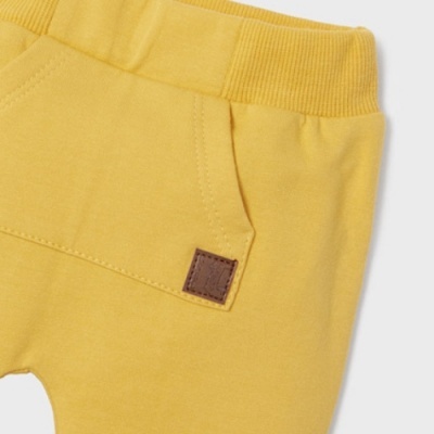 Calças amarelas com bolso frontal e cintura elástica