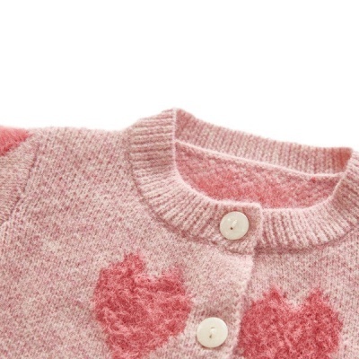 Camisola de malha rosa com corações vermelhos e botões brancos