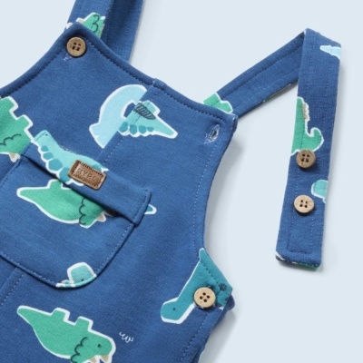 Jardineira azul para criança com padrão de crocodilos verdes e botões de madeira