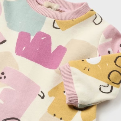 Camisola de criança colorida com padrão abstrato e gola redonda rosa.