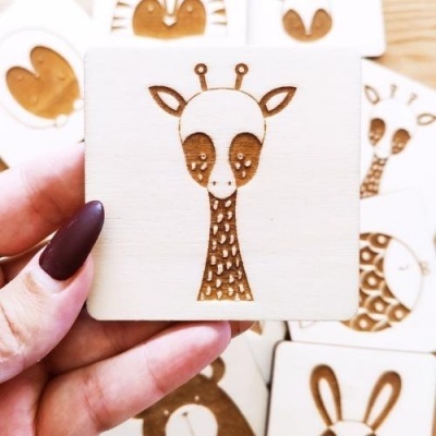 Bloco quadrado de madeira com desenho gravado de girafa