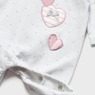 Roupa de bebé branca com corações em rosa e cinza e fechos de pressão
