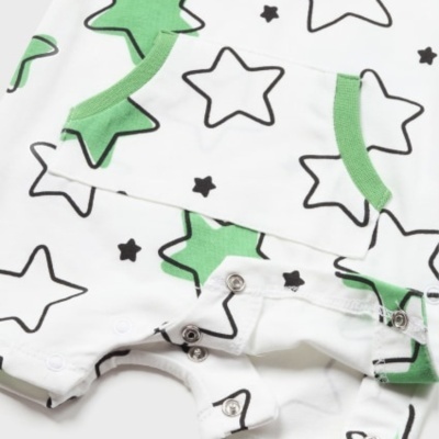 Conjunto de roupa para bebé branco com estrelas verdes e pretas e gorro com acabamento verde