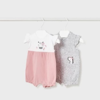 Dois macacões de bebé em branco e rosa, e cinzento com padrão e desenho de gato.