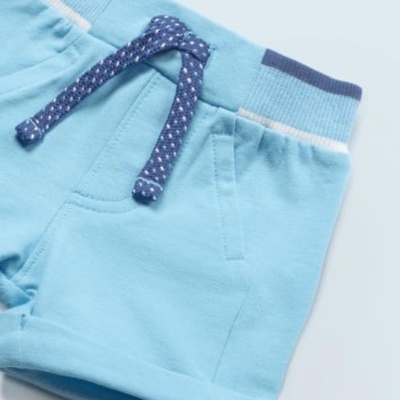 Calções azuis claros com cordão azul escuro e faixa elástica