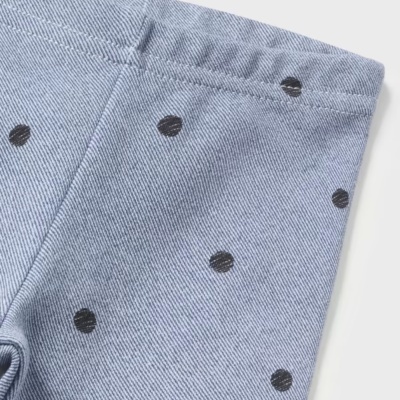 Calças denim azul claro com padrão de círculos pretos