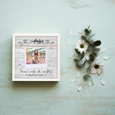 Caixa decorativa branca com fotografia e texto em português sobre amizade