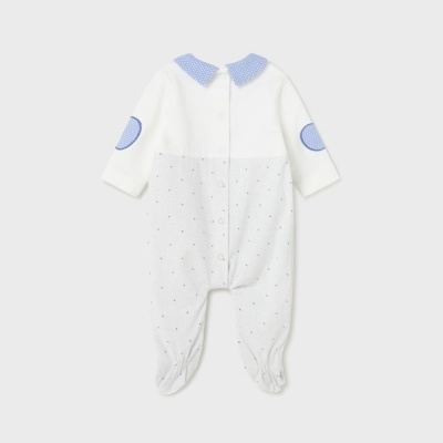 Pelele de bebé branco com padrão de pequenos pontos azuis e detalhes azuis.